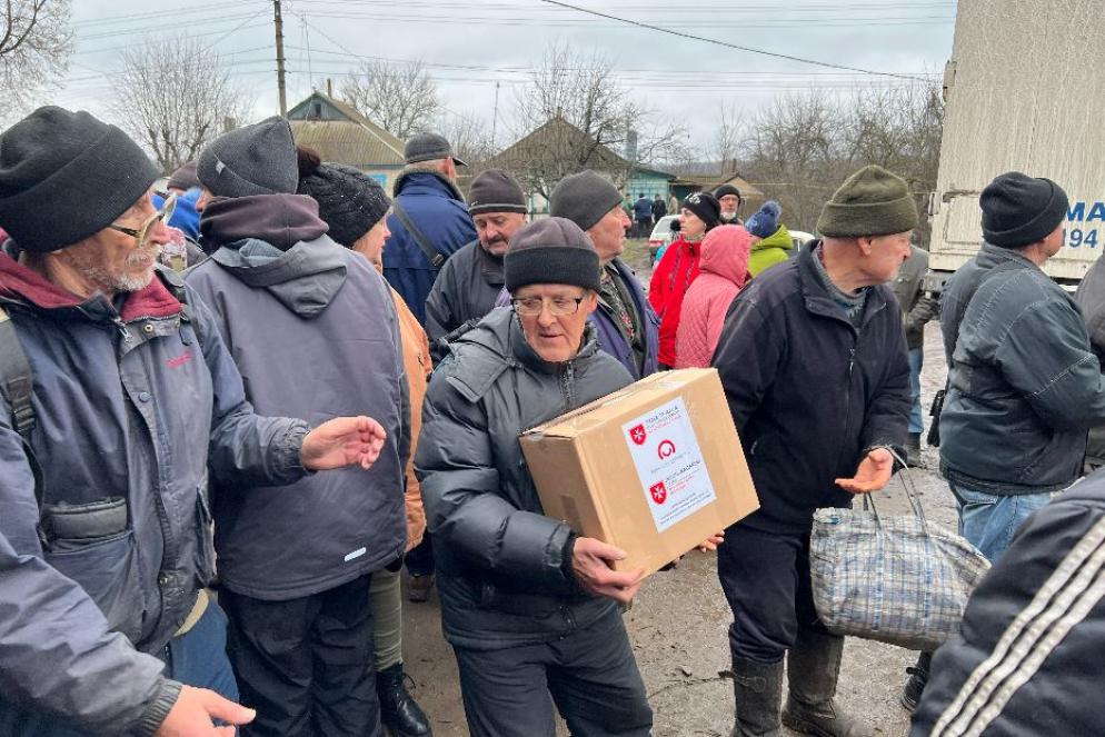 Gli abitanti del villaggio di Moskovka con gli aiuti umanitari portati dall'Ordine di Malta - Gambassi