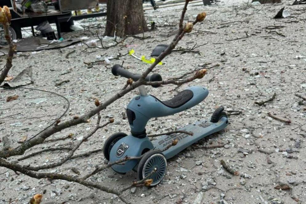 La strage della Domenica delle Palme a Sumy: il monopattino di un bambino ferito - Telegram-Polizia ucraina