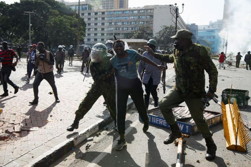 Un arresto durante gli scontri a Nairobi - Reuters