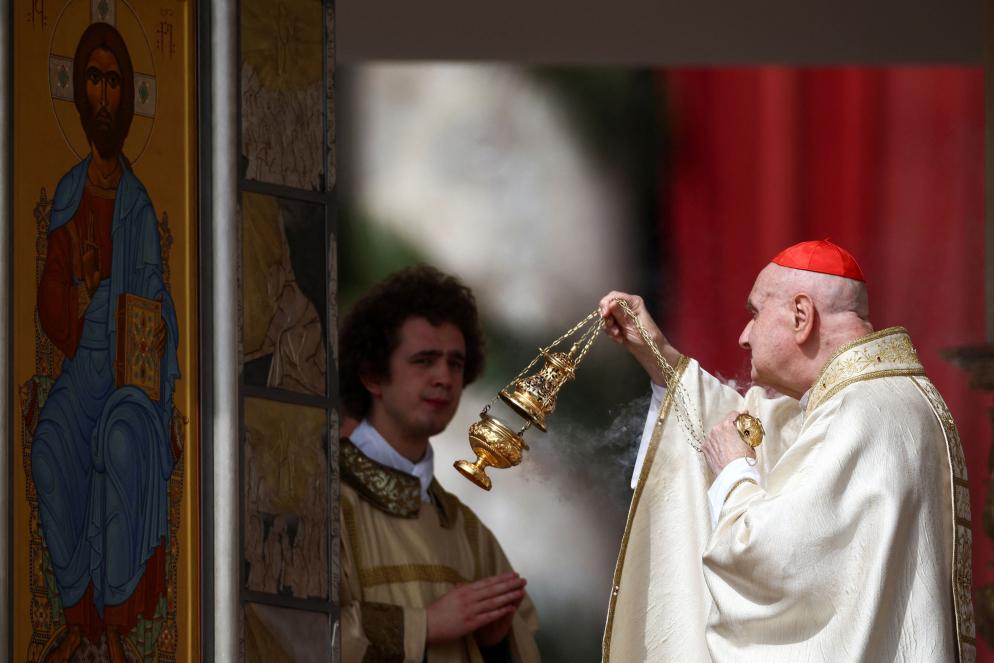 Il cardinale Angelo Comastri durante la Messa del Giorno di Pasqua, presieduta su delega papale - Reuters