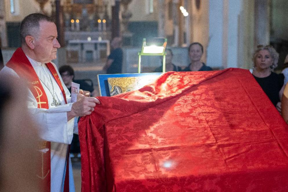 L'arcivescovo di Ravenna-Cervia, Lorenzo Ghizzoni, scopre uno dei pannelli sensoriali che riproducono i mosaici della basilica Sant'Apollinare Nuovo - Opera di Religione