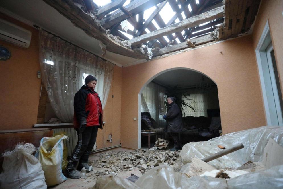Un residente del villaggio di Stanytsia Luhanska, controllato dagli ucraini, denuncia bombardamenti da parte dei separatisti filo russi - Ansa / Afp