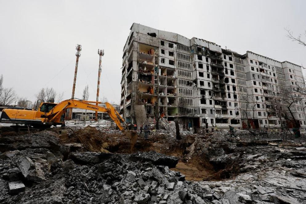 Il cratere lasciato da uno dei missili russi caduti su Kharkiv il 23 gennaio che hanno ucciso 11 persone - Ansa