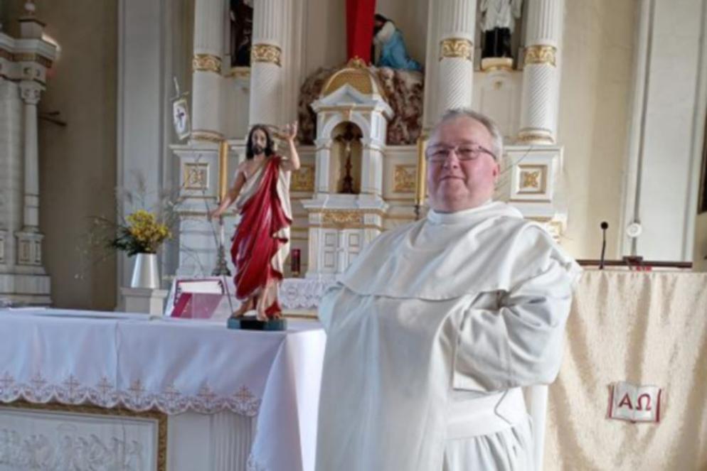 Padre Juris Krisuns, polacco, nella chiesa della Santa Croce a Ventspils, dove è parroco - .
