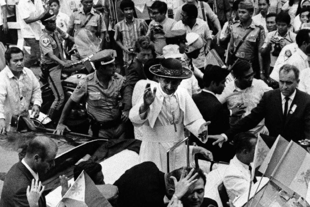 Manila: l'abbraccio della folla a Paolo VI nella capitale delle Filippine, prima tappa del pellegrinaggio in Asia Orientale e Oceania - foto R. Siciliani