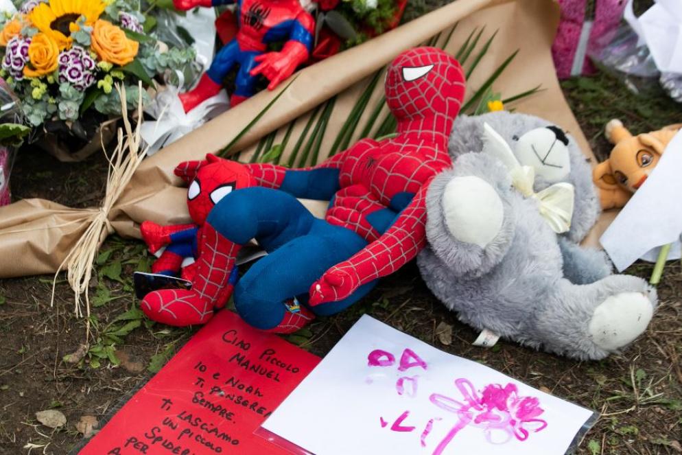 Fiori e peluche lasciati sul luogo dell'incidente - ANSA