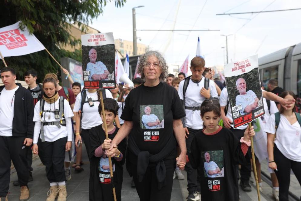 La marcia dei giovani israeliani per chiedere al governo il ritorno a casa degli ostaggi. In testa Aviva Siegel, ex ostaggio: suo marito è ancora nelle mani dei miliziani - Ansa