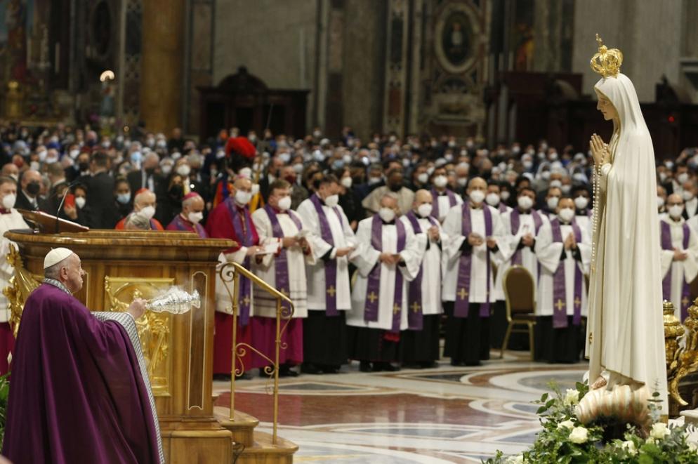 Papa Francesco incensa Maria nella Basilica di San Pietro per la consacrazione di Ucraina e Russia al Suo Cuore Immacolato - Siciliani