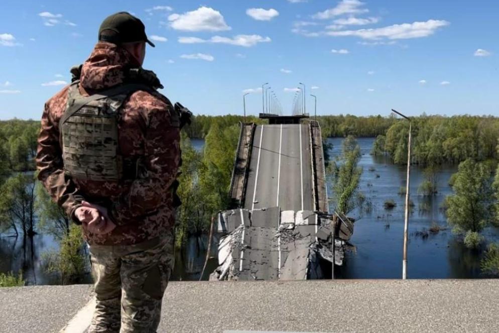 Una guardia di frontiera lungo il confine della regione di Chernihiv - Ansa