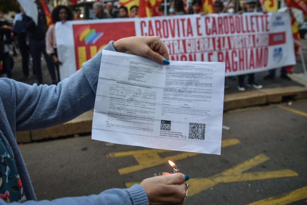 Proteste contro il caro bollette sotto la sede dell'Arera a Milano - Ansa