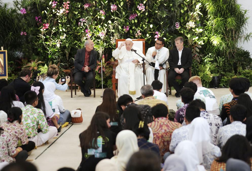 Il Papa con i giovani di Scholas Occurrentes - Reuters