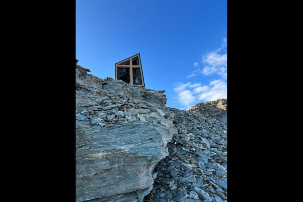 La posa del Bivacco Edoardo Camardella sul Ghiacciaio del Ruitor - Foto André Barailler