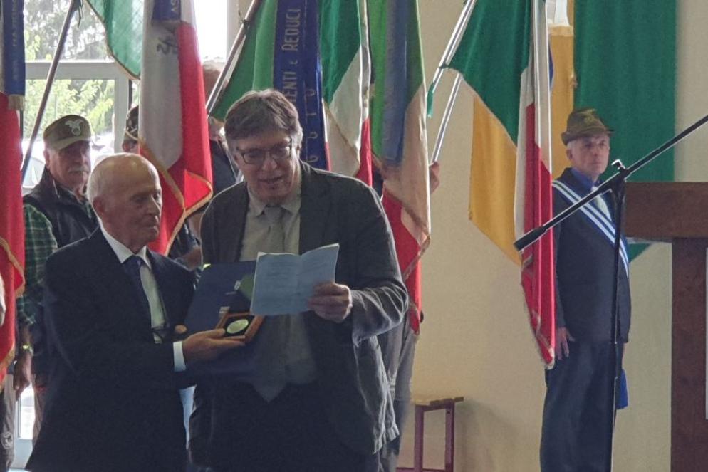 L'Ambasciatore d'Israele in Italia Alon Bar consegna l'onoreficienza ad Antonio Cortile, nipote del maresciallo della Guardia di Finanza - Foto Grienti