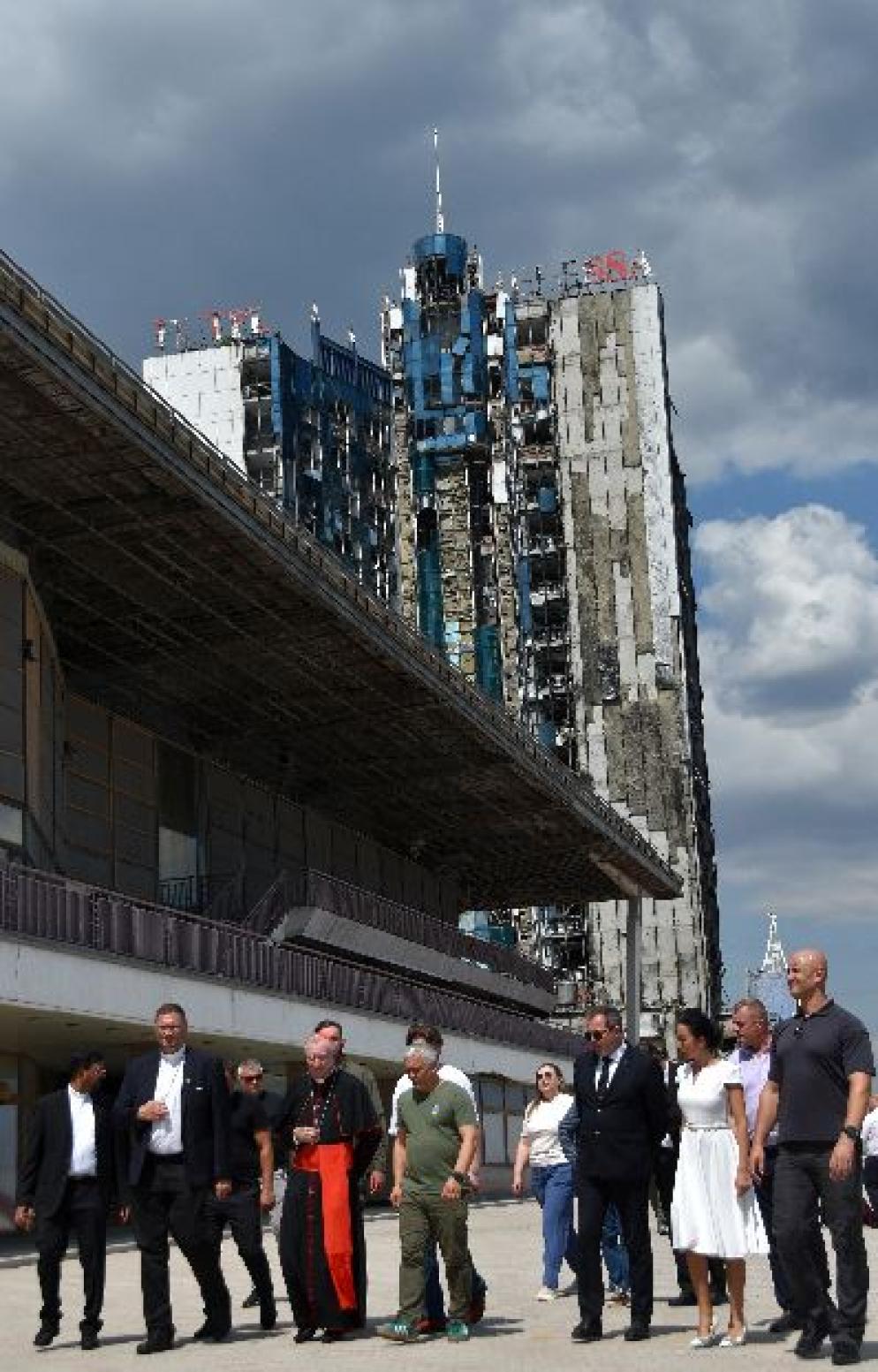 Il cardinale Parolin in visita al porto di Odessa; alle sue spalle un albergo colpito da due missili russi - Amministrazione regionale di Odessa