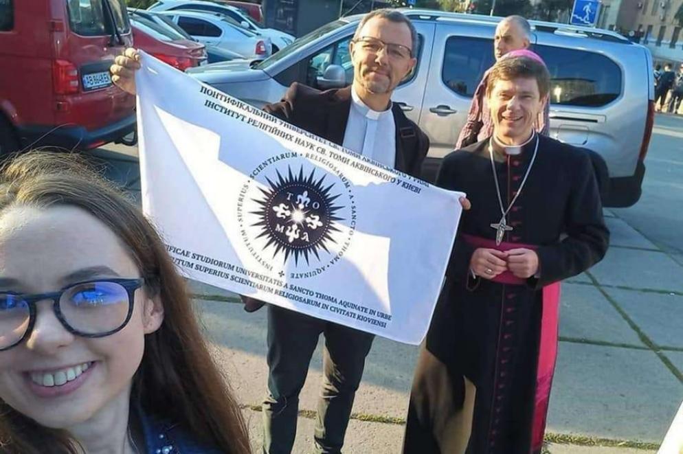 Padre Petro Balog, che dirige l’Istituto “San Tommaso”, con il vescovo di Kiev - @IRN.ua