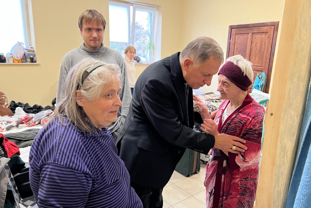 L’arcivescovo latino Mieczyslaw Mokrzycki con alcuni sfollati accolti nel Centro diocesano "Giovanni Paolo II" di Leopoli - Gambassi