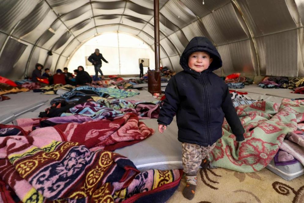 Il sorriso di un bambino nella tenda comune per i terremotati a Maarat Misrin, in Siria, nella parte settentrionale controllata dai ribelli della provincia di Idlib - Ansa / Afp