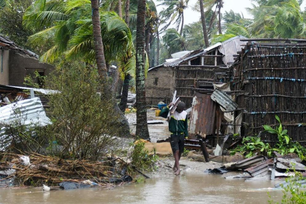Un uomo raccoglie legna a Quelimane, in Mozambico, poche ore prima dell'impatto del ciclone sulla terraferma - Reuters
