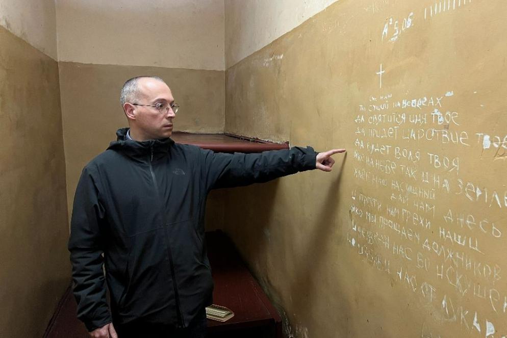 La preghiera del "Padre Nostro" in russo nella cella trasformata in camera della tortura dall'esercito di Mosca a Balakliya - Avvenire