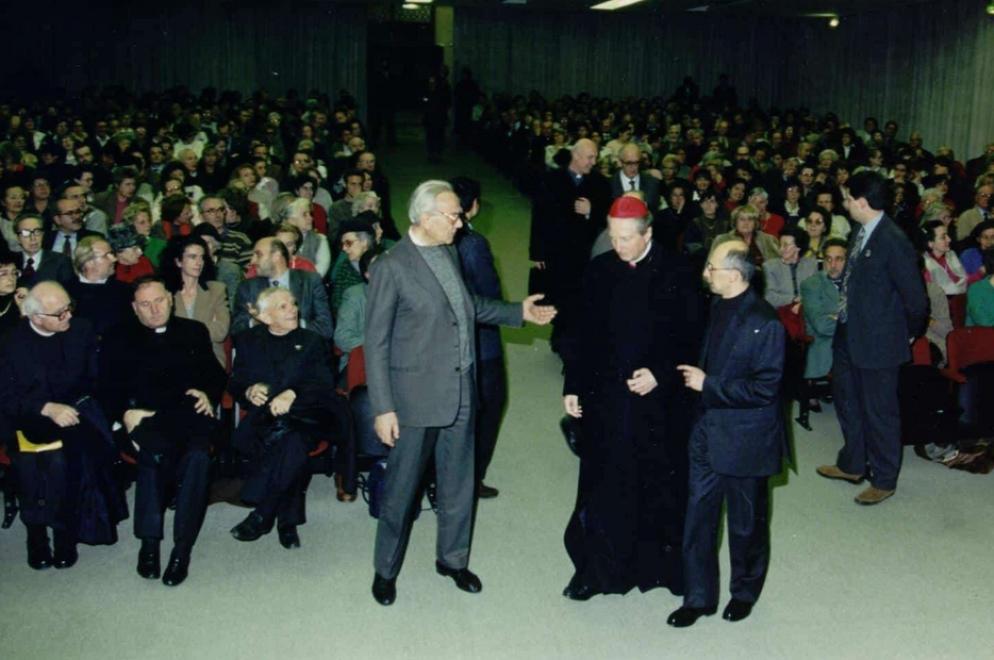 Il cardinale Carlo Maria Martini durante un incontro della Cattedra dei non credenti a Milano - Fondazione Carlo Maria Martini