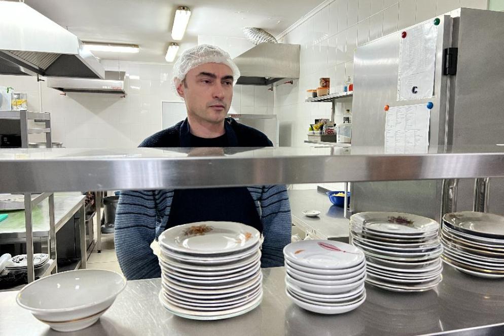 Aleksay, lo sfollato diventato cuoco nel rifugio creato nella fabbrica di vodka “Khortytsa” a Zaporizhzhia - Gambassi