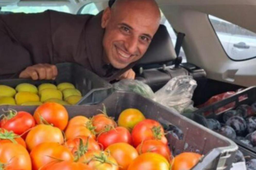 Padre Toufic, prima della nuova ondata di attacchi, mentre consegnava cibo ai villagi cristiani - undefined