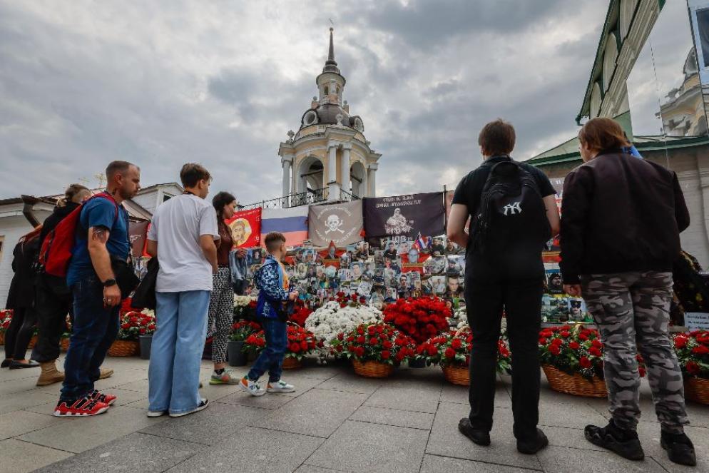 L'omaggio al memoriale spontaneo allestito a Mosca - Ansa