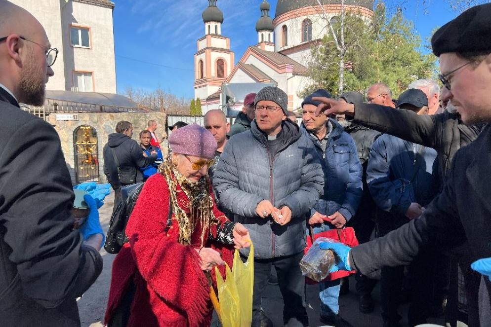 Il vescovo Jan Sobilo mentre distribuisce gli aiuti a Zaporizhzhia - Gambassi
