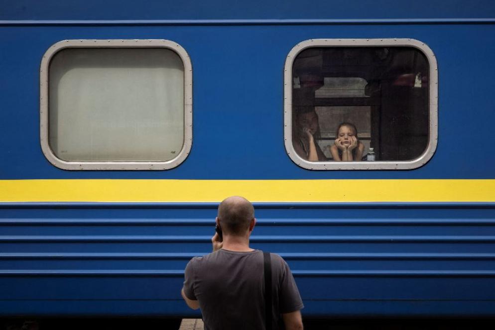 Gli addii degli evacuati alla stazione di Pokrovsk verso cui avanza l'esercito russo nella regione di Donetsk - Reuters