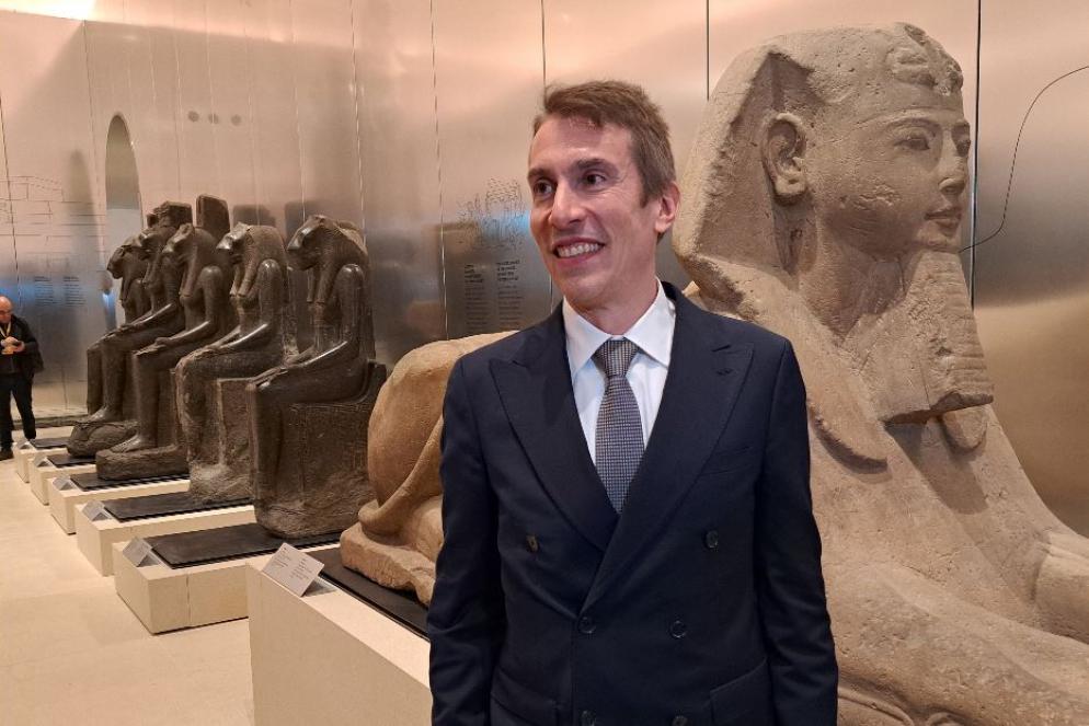Il direttore Christian Greco e le nuove pareti lucenti in alluminio - L. Bellaspiga