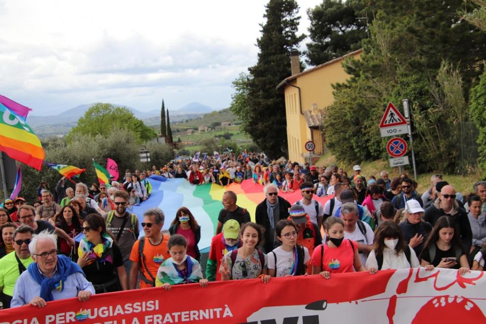 Sono migliaia gli italiani che negli ultimi mesi si sono mobilitati con iniziative e falshmob per invocare la pace. L’appello al dialogo, e allo stop alle armi, è culminato il 24 aprile scorso nel lungo corteo di Assisi - .