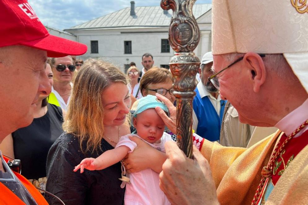 Il cardinale Pietro Parolin fra i pellegrini nel santuario mariano di Berdychiv a 180 chilometri da Kiev - Gambassi
