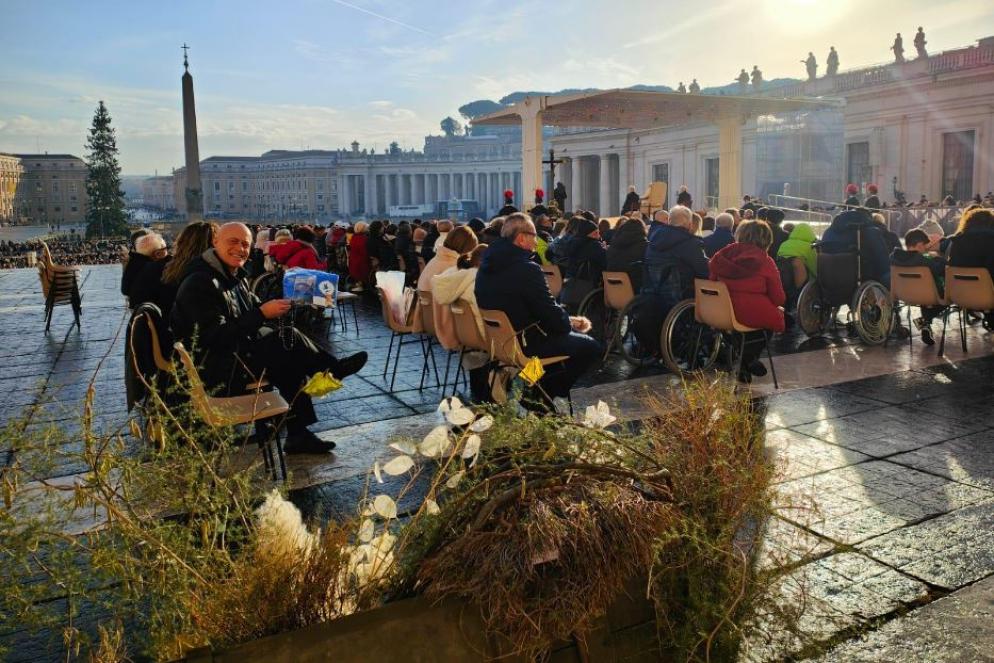 La cassa di munizioni russe trasformata in fioriera consegnata al Papa dal gruppo "Frontiere di pace" - Gruppo "Frontiere di pace"