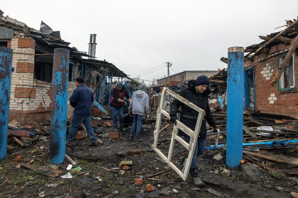 I bombardamenti russi nei villaggi della regione di Sumy lungo la frontiera fra Ucraina e Russia - Ansa