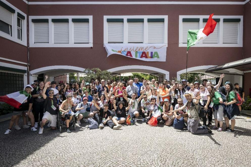 Un gruppo di giovani italiani nel cortile della scuola di Lisbona che ospitò Casa Italia durante la Gmg - Agenzia Romano Siciliani
