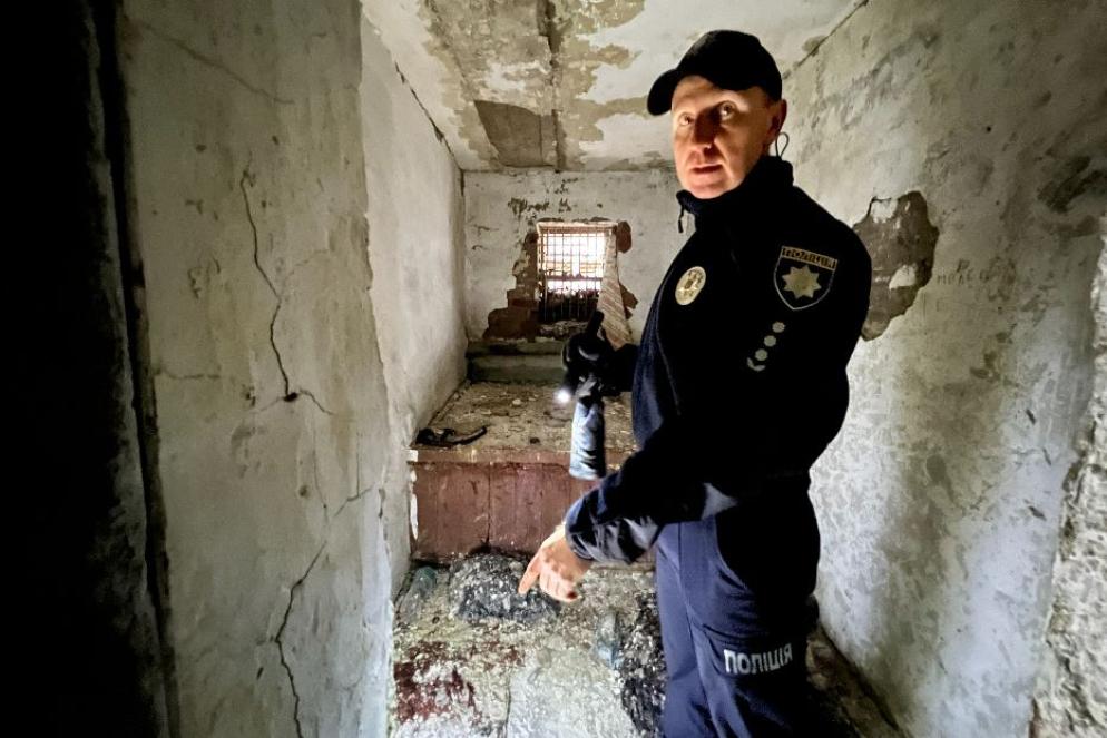 Nell'ex commissariato di polizia di Izyum una delle celle trasformate dai russi in camera della tortura durante i mesi di occupazione - Gambassi