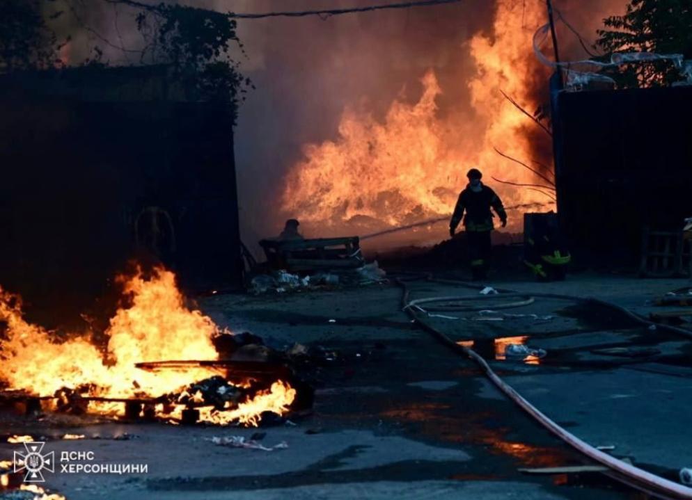 Vigili del fuoco sotto i colpi dell’artiglieria anche durante i soccorsi dopo i raid a Kherson - Governatorato di Kherson