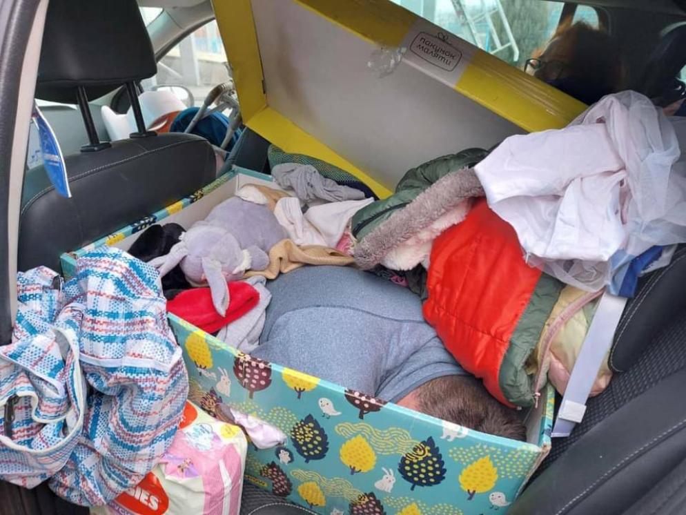 Un papà tenta di attraversare il confine nascondendosi in auto per sfuggire all'arruolamento forzato