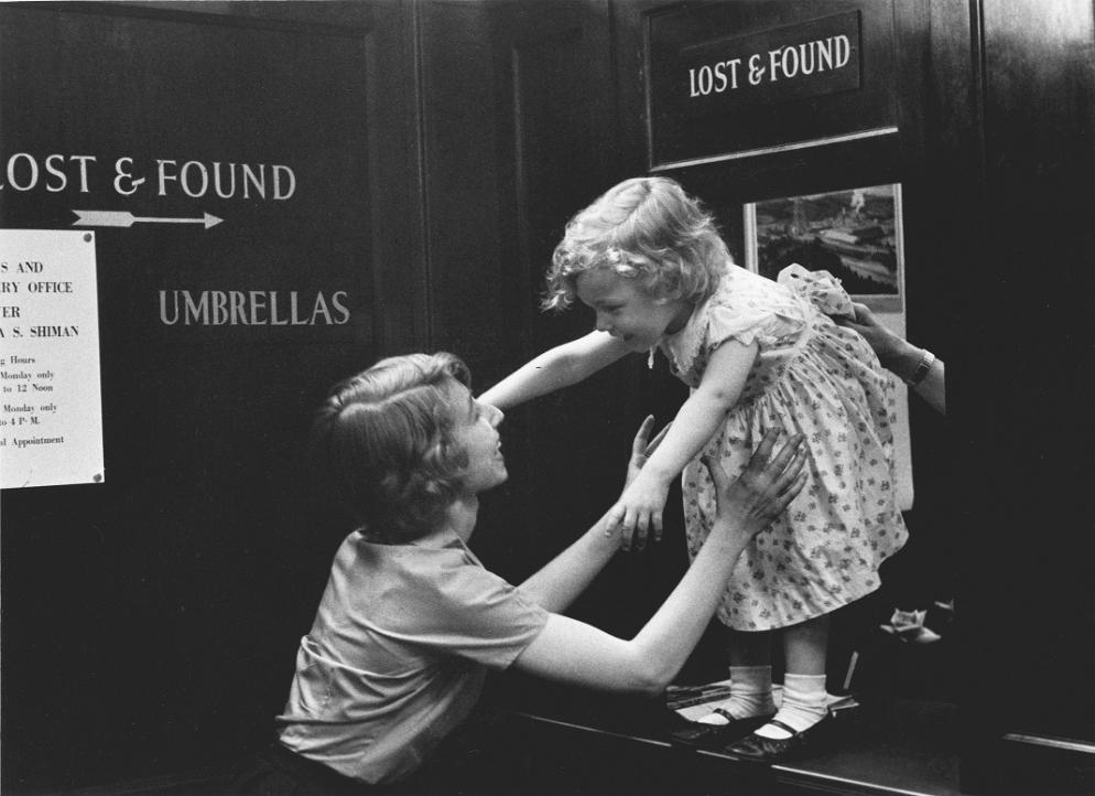 New York, Usa, 1955. L'immagine portante della mostra ai Tre Oci di Venezia su Sabine Weiss, La poesia dell’istante. - © Sabine Weiss