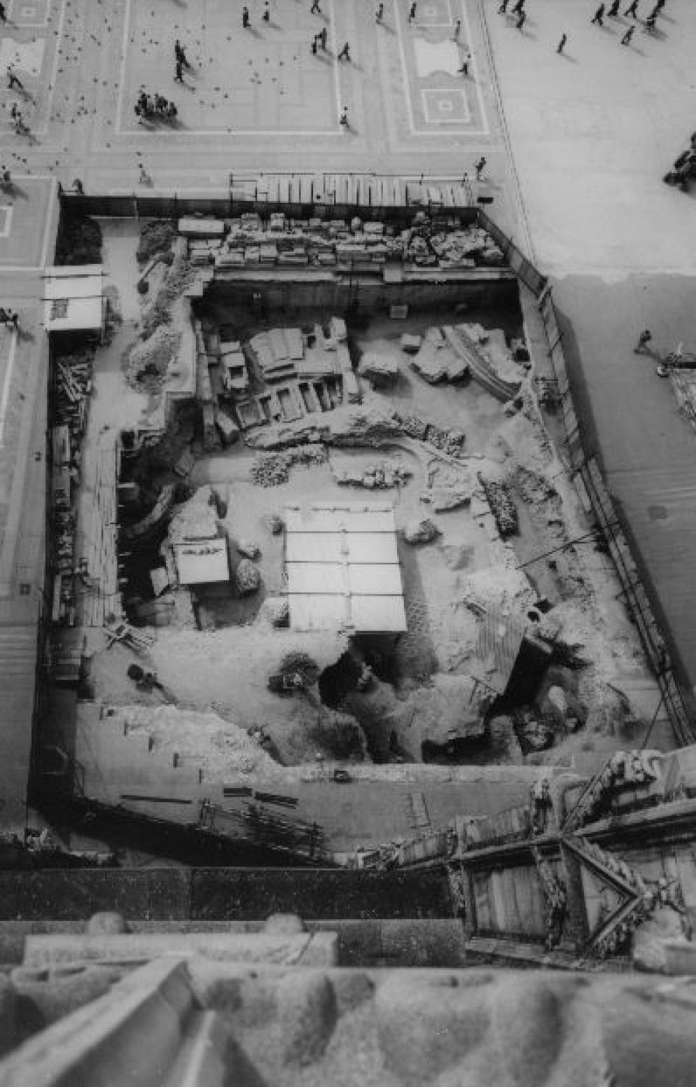 Il resti del battistero di San Giovanni alle Fonti durante gli scavi per la metropolitana, negli anni 60 - WikiCommons