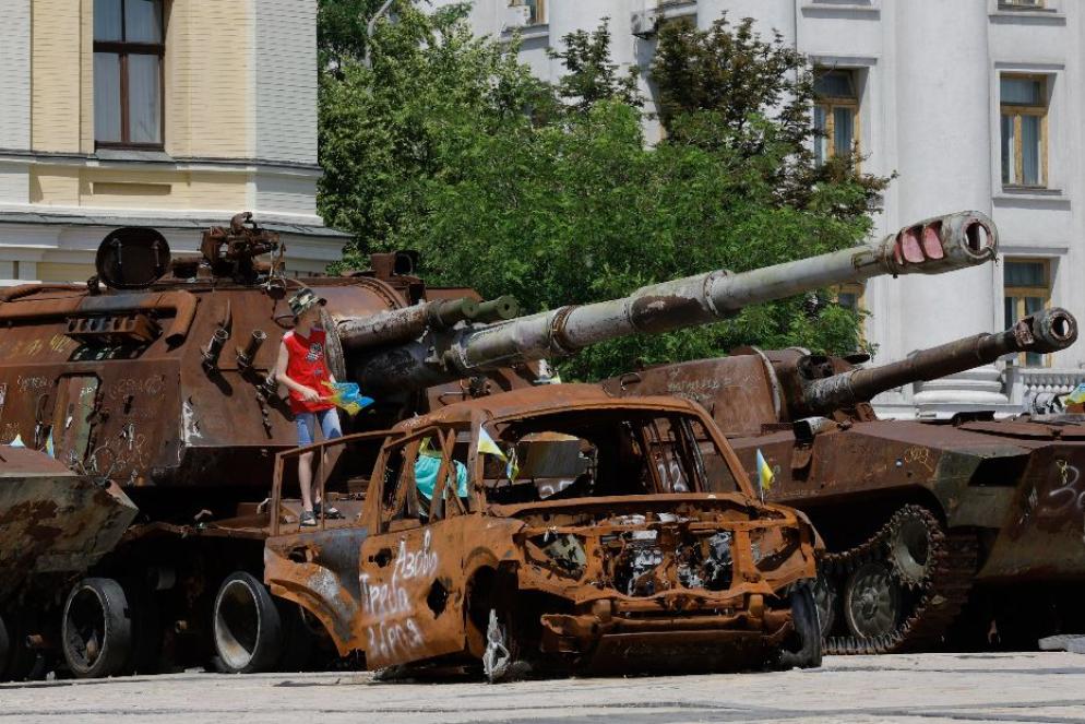 Nel centro di Kiev i rottami dei carri armati russi fermati alle porte della capitale nei primi mesi di guerra - Ansa