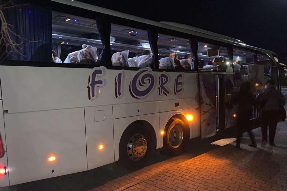 Una delle soste notturne del bus con cui don Gino Samarelli ha messo in salvo 47 persone profughe, andando a prenderle a Leopoli, in Ucraina - Facebook.com/fiorebus