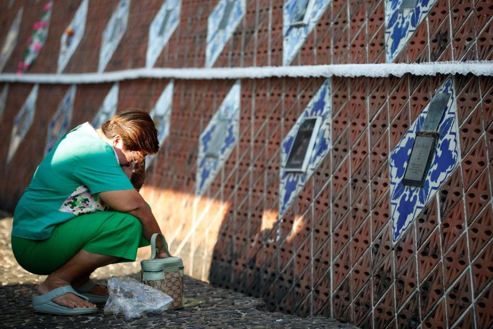 Le preghiere per i propri cari in uno dei memoriali dello tsunami del 2004 - Ansa