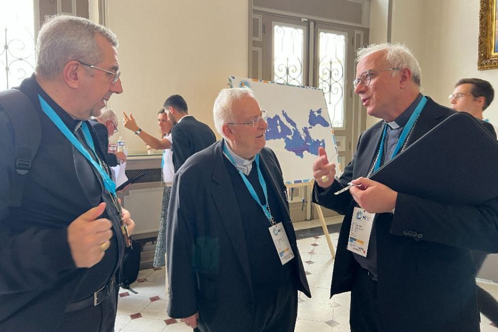 A Marsiglia l'arcivescovo di Bari-Bitonto, Giuseppe Satriano, il cardinale Gualtiero Bassetti e l'arcivescovo Giuseppe Baturi, segretario generale della Cei - Gambassi