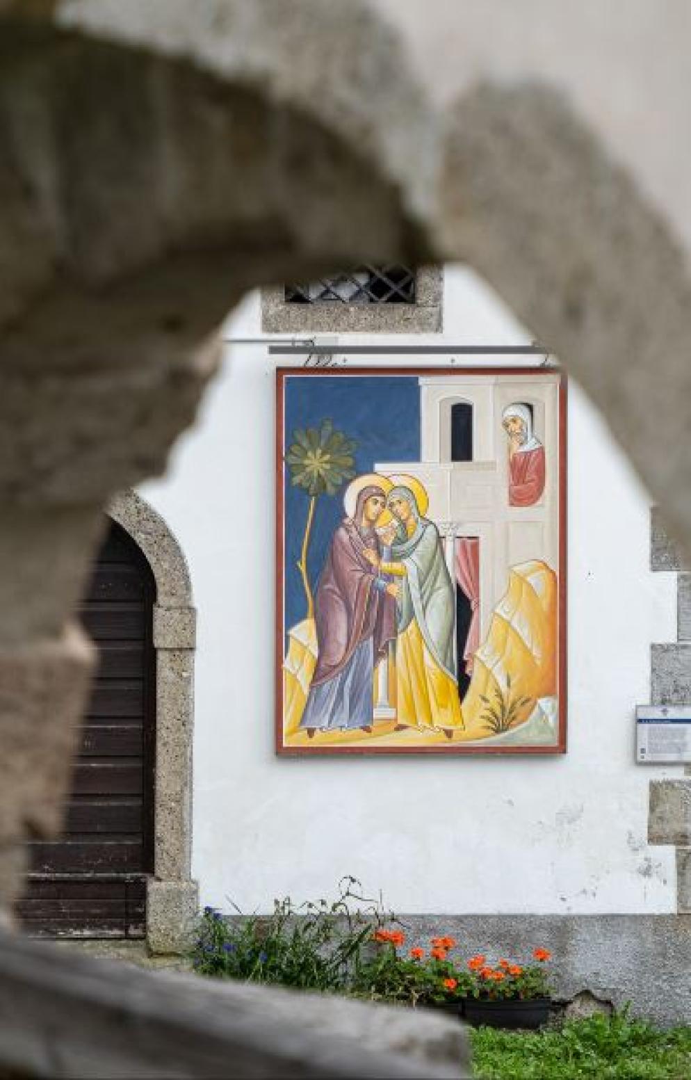 Cercivento, un'immagine del progetto “Una Bibbia a cielo aperto”: sopra, l’icona della Visitazione, lungo la Via di Maria: “L’anima mia magnifica il Signore” (Lc 1,46); a destra, alcune opere della Piazza della Salvezza - Luca Repetti / Associazione “Una Bibbia a cielo aperto”