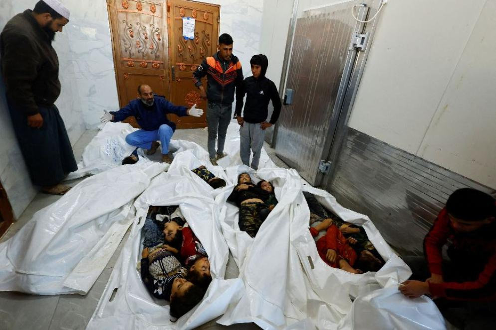 Un'immagina tragica di quanto accaduto la notte tra il 24 e il 25 ottobre a Khan Younos nel sud della Striscia di Gaza: sotto le bombe israeliane sono morti tra gli 11 e i 14 bambini, secondo le fonti. Abbiamo deciso di pubblicare questa immagine per documentare l'ennesima strage insensata di innocenti. - Reuters
