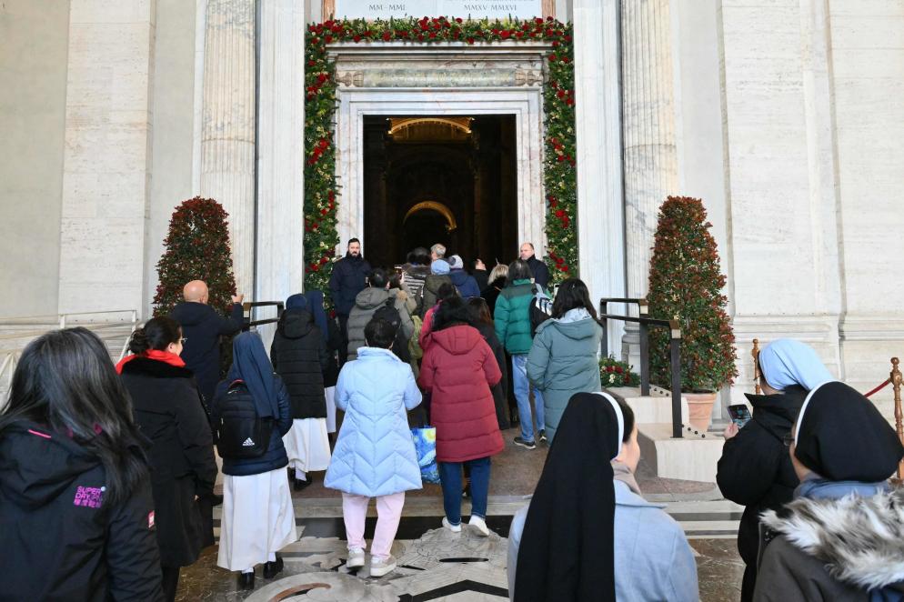 I primi pellegrini che varcano la Porta Santa nel giorno di Natale - ANSA