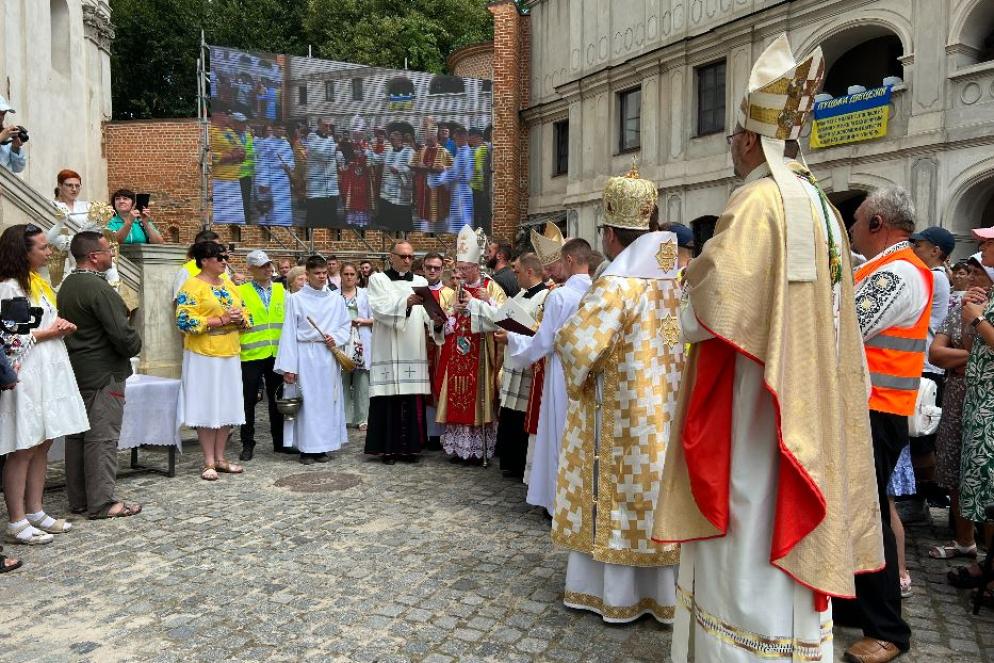 Il cardinale Pietro Parolin nel santuario mariano di Berdychiv per la conclusione del pellegrinaggio nazionale dei cattolici latini dell'Ucraina - Gambassi