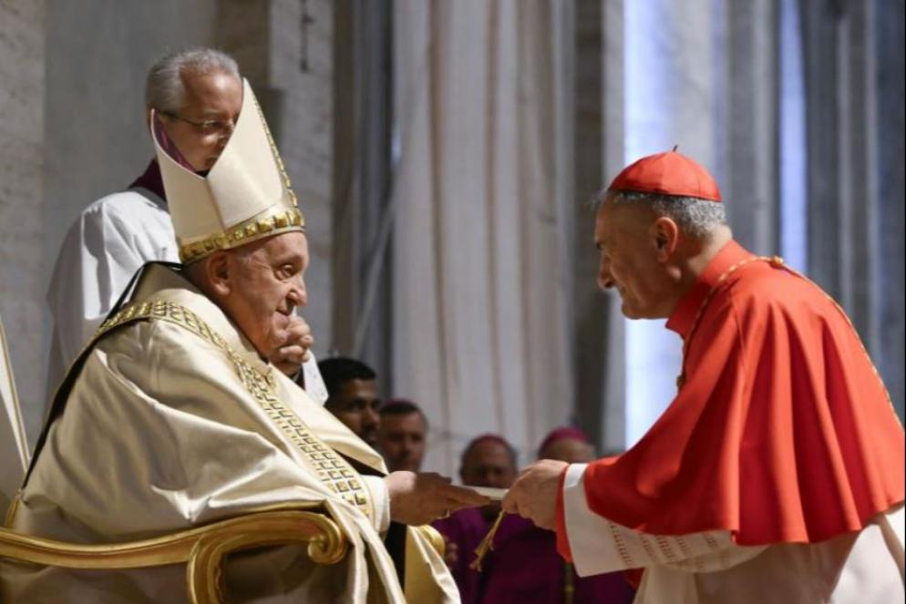 Il Papa consegna la bolla d'indizione del Giubileo a Gambetti - Vatican Media