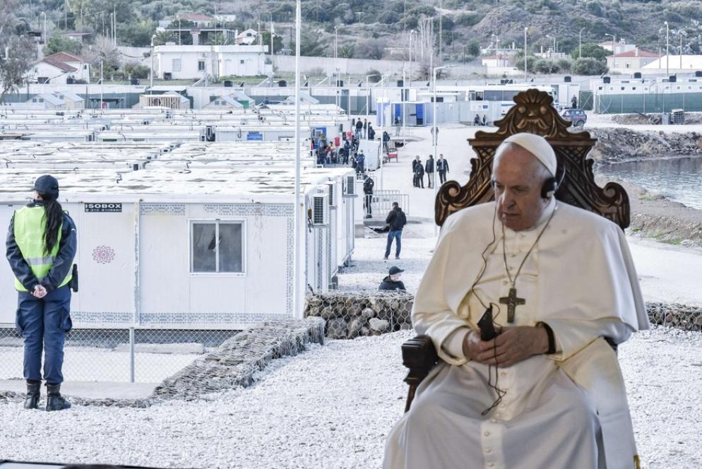Papa Francesco nell'isola di Lesbo incontra i migranti - Vatican Media / Ansa